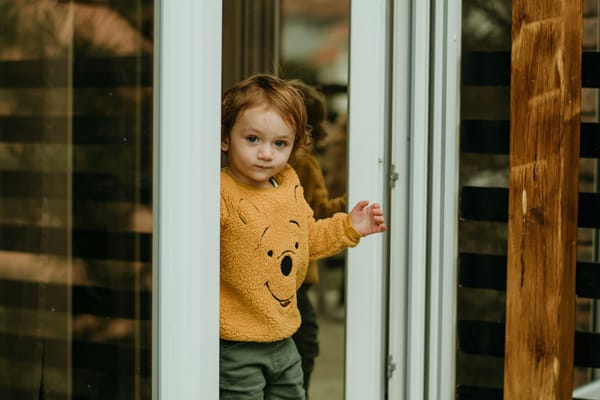 Child at home in a calm everyday family setting, neutral and non-identifying